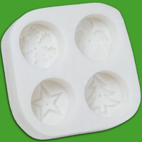 Mit dieser Kerzengießform für 4 Teelichter im...