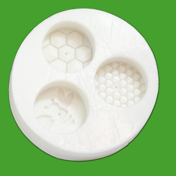 Diese Gießform für 3 Teelichter mit Bienenmotiven lässt Imkerherzen höher schlagen. Ideal für die Herstellung eigener Kerzen im Bienen-Look, die das Zuhause erleuchten und gleichzeitig die Liebe zu den Bienen widerspiegeln.