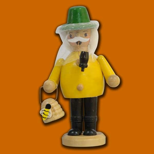 Das handgefertigte Räuchermännchen „Imker“ aus Holz in den Größen 13 cm oder 17 cm ist ein charmantes Dekoelement für jedes Zuhause. Es zeigt den Imker bei seiner Arbeit und bringt eine gemütliche, naturverbundene Atmosphäre.