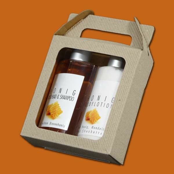 Der Honig-Geschenk-Tragekarton enthält 2 x 200 ml Honigprodukte, die in einem ansprechenden Karton verpackt sind. Ideal als Geschenk für Honigliebhaber oder für Imker, die ihre Produkte elegant präsentieren möchten.
