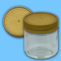 Dieses neutrale 250 g Honigglas mit Kunststoff-Schraubdeckel ist ideal für den praktischen Einsatz im Imkereibereich. Der Deckel mit Dichtrand sorgt für eine sichere Versiegelung, die den Honig frisch hält. Im 12er Karton verpackt und insgesamt 804 Stück bieten diese Gläser eine kostengünstige Lösung für Imker*innen, die ihre Honigproduktion effizient verpacken möchten.