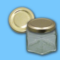 Das sechseckige Honigglas mit einem goldenen 53er TO-Deckel ist eine edle Verpackungsoption für 125 g Honig. Mit seiner klaren Glasoberfläche und dem glänzenden Deckel bietet es eine ansprechende Präsentation, ideal für den Verkauf oder als Geschenk. Diese Gläser kommen im praktischen Karton mit 640 Stück und bieten eine hervorragende Qualität.