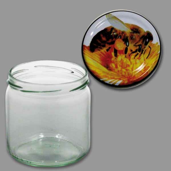 Dieses neutrale Honigglas mit einem Fassungsvermögen von 500 g ist ebenfalls rund und wird mit einem TO-Deckel geliefert, auf dem eine Biene auf einer Blüte abgebildet ist. Der Durchmesser beträgt 82 mm, und es ist in einer Packung zu 12 Stück erhältlich. Perfekt für den Einsatz in der Imkerei, um Honig stilvoll und praktisch zu verpacken.