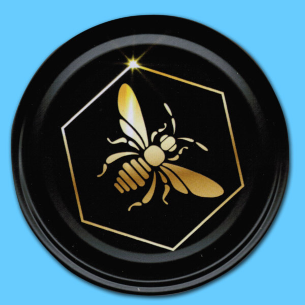Der TO-Deckel für 500 g-Glas, 82 mm Ø, ziert eine goldene Biene auf schwarzem Hintergrund. Ein elegantes und edles Design, das jede Honigverpackung aufwertet und den Inhalt schützt.