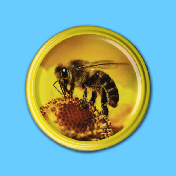 Der TO-Deckel für 500 g-Glas mit einem Motiv einer Biene auf einer Blume. Dieses Design verbindet Natur und Honigproduktion auf harmonische Weise und ist ideal für die Präsentation von Bienenprodukten.