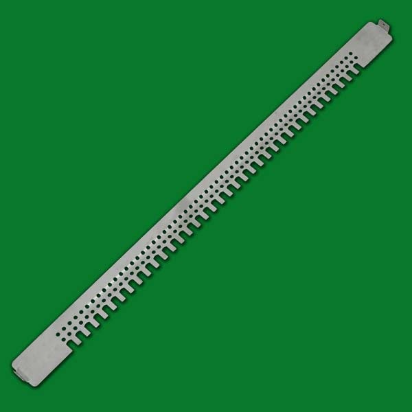 Der Fluglochschieber Liebig aus Edelstahl passt perfekt ins Flugloch des Liebig Hochbodens. Mit einer Länge von 420 mm und einer Höhe von ca. 27 mm ermöglicht er eine effektive Belüftung der Beute.