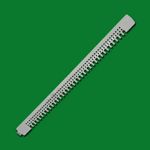 Der Fluglochschieber Herold aus Edelstahl ist eine langlebige Lösung für das Flugloch des Herold Hochbodens. Mit einer Länge von 379 mm und einer Höhe von ca. 27 mm ist er perfekt für eine gezielte Belüftung der Beute.