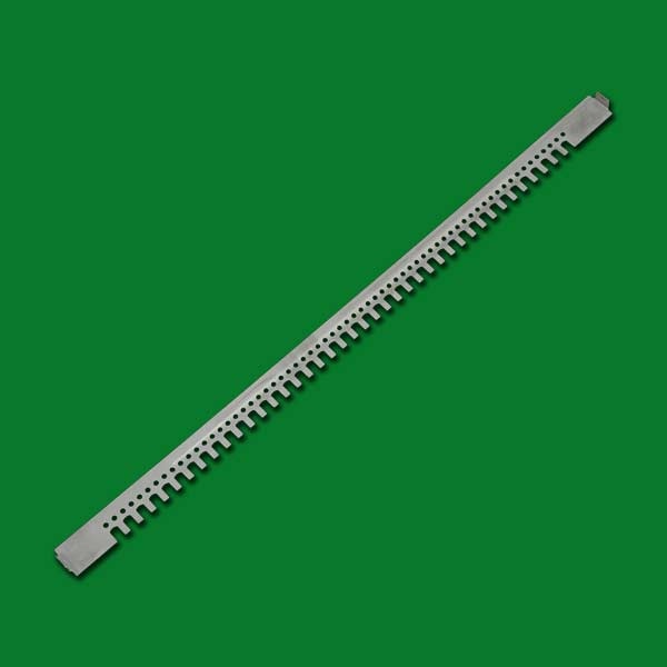 Der Fluglochschieber Dadant aus Edelstahl wurde für das Flugloch des Dadant Varroabodens entworfen. Mit einer Länge von 442 mm und einer Höhe von ca. 21 mm passt er perfekt zum Einklemmen. Die Öffnungen von ca. 5,3 mm gewährleisten eine ausreichende Belüftung, die besonders für den Winter wichtig ist, um die Luftzirkulation im Bienenstock zu regulieren.