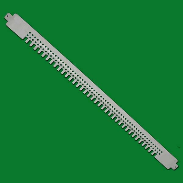 Der Fluglochschieber Segeberger/Frankenbeute aus Edelstahl ist ideal für die Verwendung mit Hochböden der Segeberger- und Frankenbeute. Er misst 420 mm in der Länge und 27 mm in der Höhe und passt perfekt in das Flugloch. Mit Öffnungen von ca. 5,3 mm sorgt der Schieber für eine ausreichende Belüftung, die besonders in den kälteren Monaten wichtig ist.