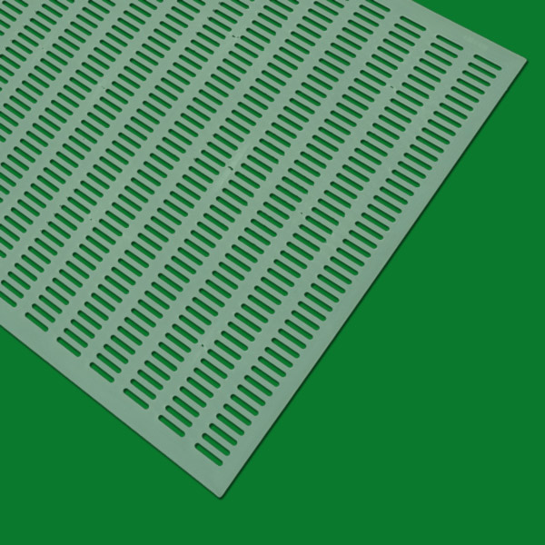 Das Kunststoff-Flachgitter transparent -LCB-DN- ist eine praktische Lösung zur Auflage auf dem Zargenfalz. Mit einer Größe von 435 x 435 mm und einer Stärke von ca. 1,5 mm sorgt es für eine stabile Belüftung im Bienenstock. Es ist besonders robust und lässt sich einfach reinigen, wodurch es eine langlebige und funktionale Wahl für Imker*innen darstellt.