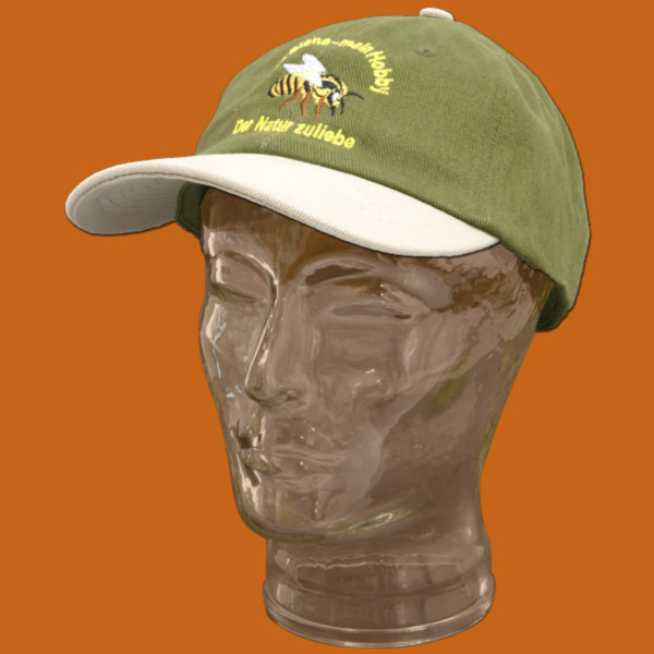Die Imker-Schirmmütze Classic in grün mit beigem Schirm schützt nicht nur vor Sonne, sondern ist auch ein stilvolles Accessoire für Imker. Die Mütze ist mit einem Bienenmotiv verziert und in der Größe verstellbar.
