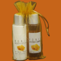 Das Honig-Duschbad & Shampoo sowie die Bodylotion im...