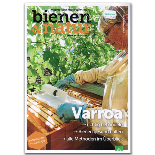 Das Sonderheft Varroa-Bekämpfung leicht gemacht bietet Imker*innen wertvolle Informationen zur effektiven Bekämpfung der Varroa-Milbe. Es erläutert bewährte Methoden wie Drohnenbrutentnahme, Brutstopp und den Einsatz von Tierarzneimitteln wie Ameisensäure und Oxalsäure. Durch anschauliche Grafiken und Schritt-für-Schritt-Anleitungen wird der Praxisbezug verdeutlicht. Ein unverzichtbares Nachschlagewerk für alle, die ihre Bienenvölker gesund halten wollen.