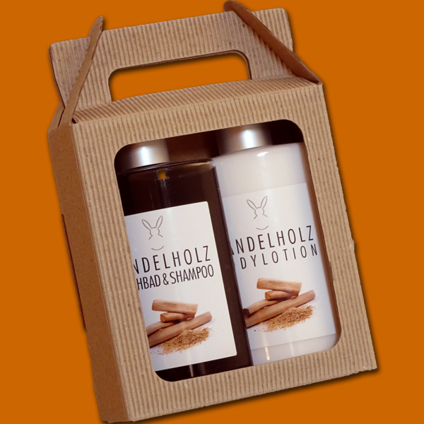 Dieser Sandelholz-Geschenk-Tragekarton ist ideal für die Präsentation von hochwertigen Duschbädern und Bodylotions. Er enthält jeweils 200 ml Sandelholz-Duschbad und -Bodylotion und bietet einen edlen, praktischen Transport.