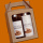 Dieser Sandelholz-Geschenk-Tragekarton ist ideal für die Präsentation von hochwertigen Duschbädern und Bodylotions. Er enthält jeweils 200 ml Sandelholz-Duschbad und -Bodylotion und bietet einen edlen, praktischen Transport.
