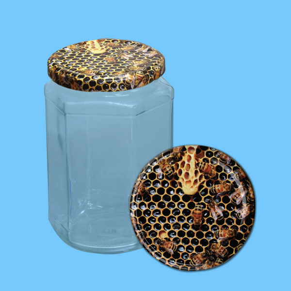 Das sechseckige Honigglas mit 1000 g Fassungsvermögen und TO-Deckel in neutralem Schwarz bietet eine moderne und elegante Optik. Es eignet sich hervorragend für den Einsatz in verschiedenen Imkerei-Betrieben und macht den Honig zu einem stilvollen Produkt.
