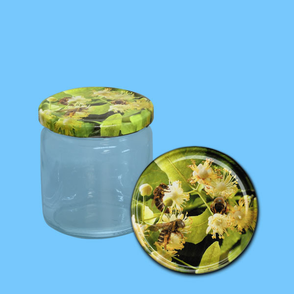 Dieses neutrale 500 g Honigglas kommt mit einem schwarzen TO-Metall-Deckel. Der Durchmesser von 82 mm sorgt für eine komfortable Handhabung. Mit 600 Gläsern pro Karton eignet sich dieses Glas ideal für Imker, die eine schlichte, aber elegante Verpackung für ihren Honig suchen.