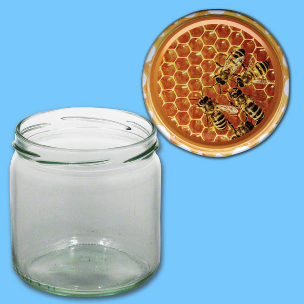Dieses neutrale 500 g Honigglas kommt mit einem schwarzen TO-Metall-Deckel. Der Durchmesser von 82 mm sorgt für eine komfortable Handhabung. Mit 600 Gläsern pro Karton eignet sich dieses Glas ideal für Imker, die eine schlichte, aber elegante Verpackung für ihren Honig suchen.