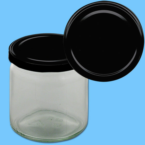 Dieses neutrale 500 g Honigglas kommt mit einem schwarzen TO-Metall-Deckel. Der Durchmesser von 82 mm sorgt für eine komfortable Handhabung. Mit 600 Gläsern pro Karton eignet sich dieses Glas ideal für Imker, die eine schlichte, aber elegante Verpackung für ihren Honig suchen.