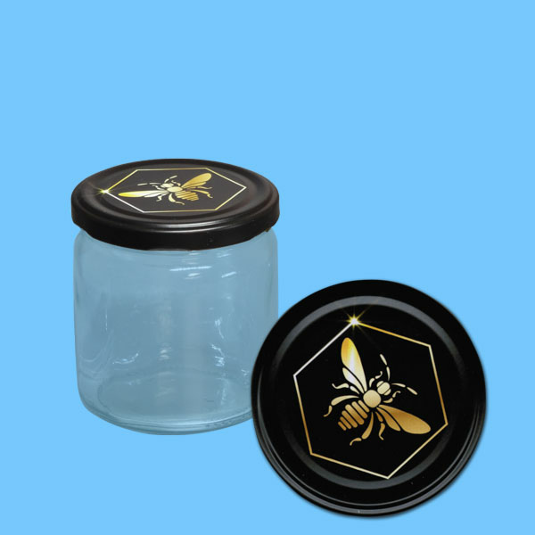 Dieses neutrale 500 g Honigglas kommt mit einem schwarzen TO-Metall-Deckel. Der Durchmesser von 82 mm sorgt für eine komfortable Handhabung. Mit 600 Gläsern pro Karton eignet sich dieses Glas ideal für Imker, die eine schlichte, aber elegante Verpackung für ihren Honig suchen.