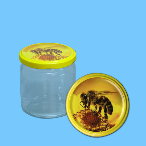 Dieses neutrale 500 g Honigglas kommt mit einem schwarzen TO-Metall-Deckel. Der Durchmesser von 82 mm sorgt für eine komfortable Handhabung. Mit 600 Gläsern pro Karton eignet sich dieses Glas ideal für Imker, die eine schlichte, aber elegante Verpackung für ihren Honig suchen.