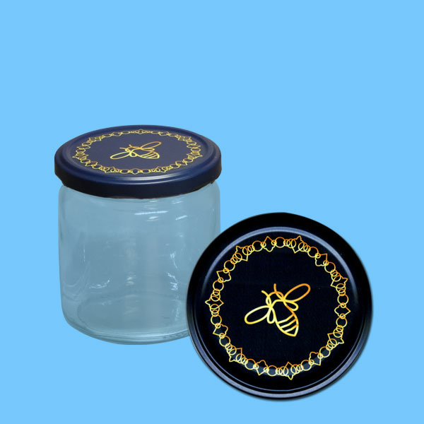 Das neutrale 500 g Honigglas mit einem runden TO-Metall-Deckel ist schlicht und elegant in schwarz gehalten. Mit einem Durchmesser von 82 mm Ø bietet es eine einfache und dennoch edle Möglichkeit, Honig zu verpacken und zu präsentieren.