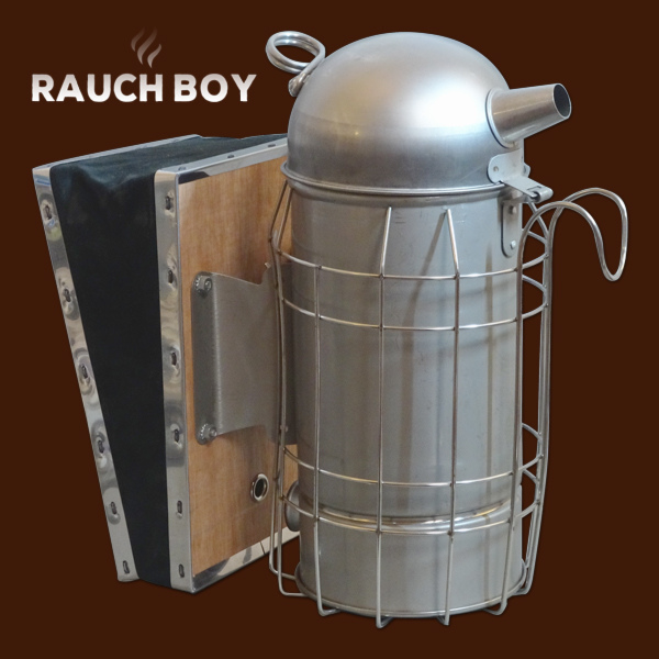 Der Rauchboy Smoker aus Edelstahl ist ein hochwertiges Gerät, das mit einem Durchmesser von 10 cm und einem robusten Schutzgitter ausgestattet ist. Er bietet eine gleichmäßige Rauchabgabe und eine lange Lebensdauer.