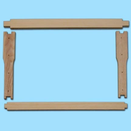 Dieses DN-Rähmchen in Teilen mit Hoffmann-Seitenteilen ist gezapft und misst 394 x 223 mm. Mit einer Holzstärke von 8 mm und einem Unterträger von 370 mm Länge bietet es Stabilität für die Wabenproduktion.