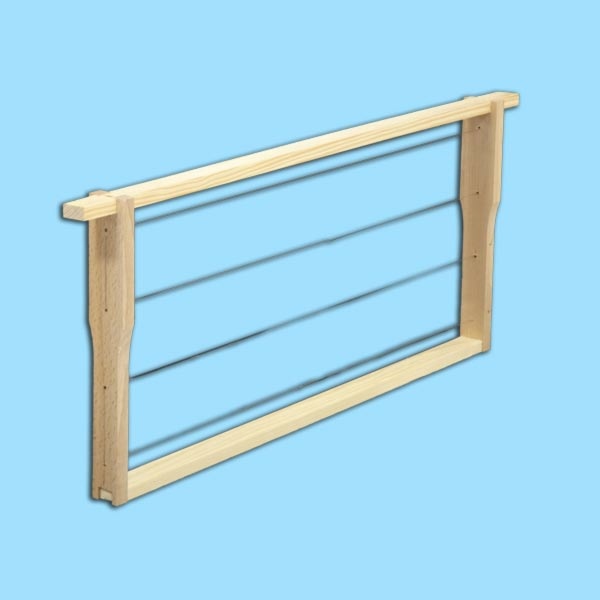 Dieses Rähmchen für Zanderbeuten vereint die Vorteile von gezapften, genagelten und gedrahteten Hoffmann-Seitenteilen. Mit den Maßen 477 x 220 mm und einer Holzstärke von 10 mm bietet es maximale Stabilität und Langlebigkeit. Perfekt für den anspruchsvollen Imker, der seine Beuten professionell ausstatten möchte.